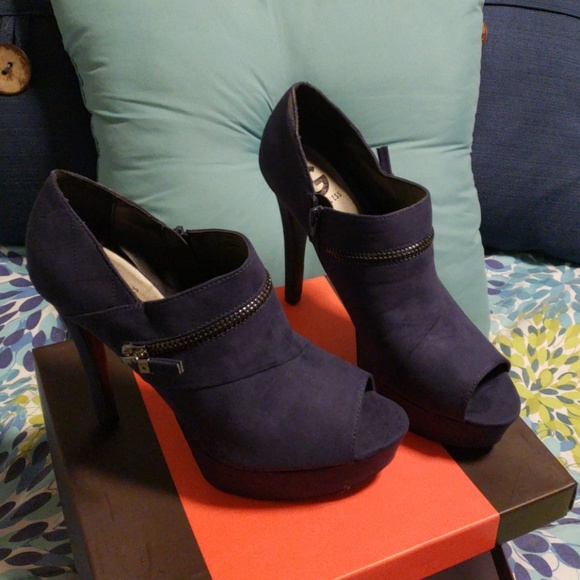 Shoes - Picture 5 of 8